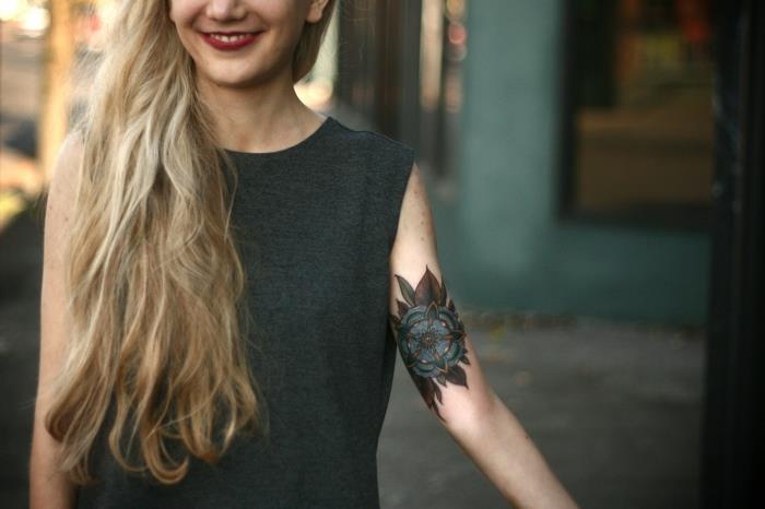 Kvetinové tetovanie na zápästí pre ženy