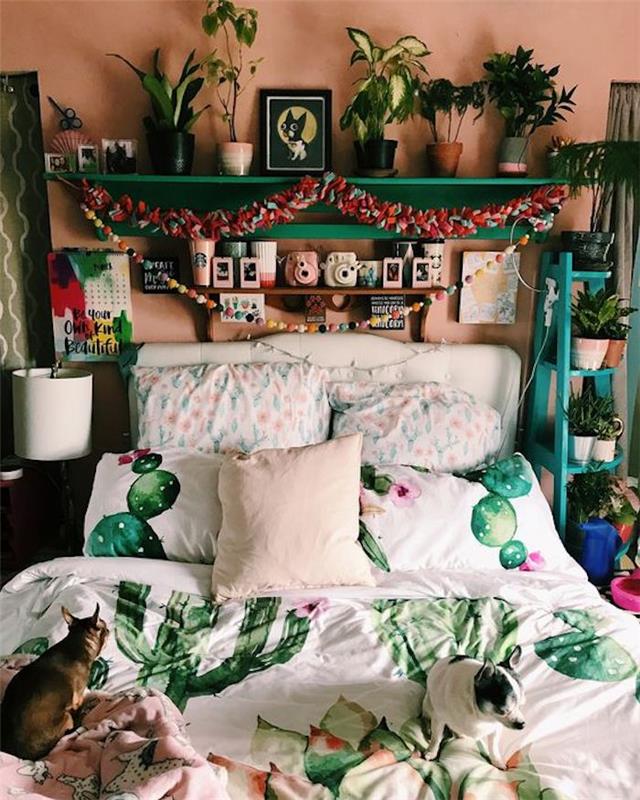 farebná dospievajúca spálňa, bohémska výzdoba spálne, ružová a zelená výzdoba spálne, posteľná bielizeň s kaktusovým vzorom, dvaja psi na posteli