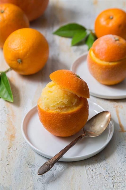 Hemlagad vaniljglass apelsinsorbet utan glassmaskin enkel beredning av fruktglass apelsinsorbet serverad i en apelsin