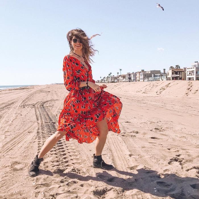 فستان أحمر طويل الأكمام في لونغ بيتش ، فستان زهري مع جزمة الكاحل ، ملابس الشاطئ ، نظارات شمسية عصرية للنساء ،