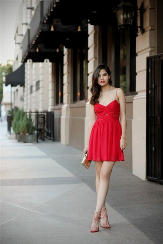 Mycket vacker kort röd klänning i samband med röda sandaler och guldficka cool idé om kvällsklänning