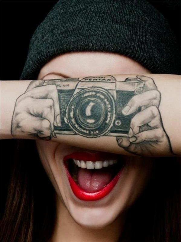 cool-tatuering-kvinna-handled-tatuering-armband-original-handled-idé-kamera-för-kamera