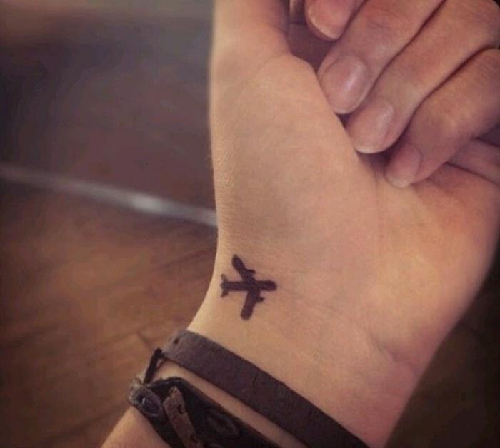 cool-tatuering-kvinna-handled-tatuering-armband-original-handled-idé-flygplan