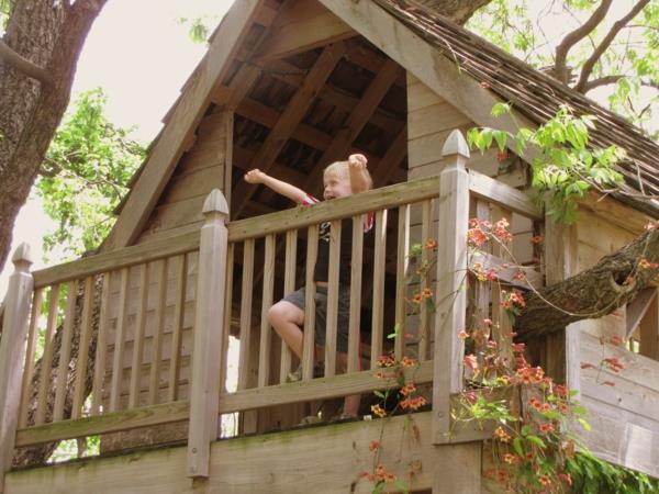 cool-terrass-och-litet-hus-i-grönska-i-trädgården-arkitektur-design-för-barn