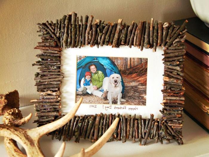 Idea regalo per la festa del papà، foto di un campeggio con cornice fai da te in legno