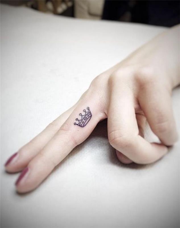 Disegno corona sul dito, tatuaggi piccoli particolari femminili