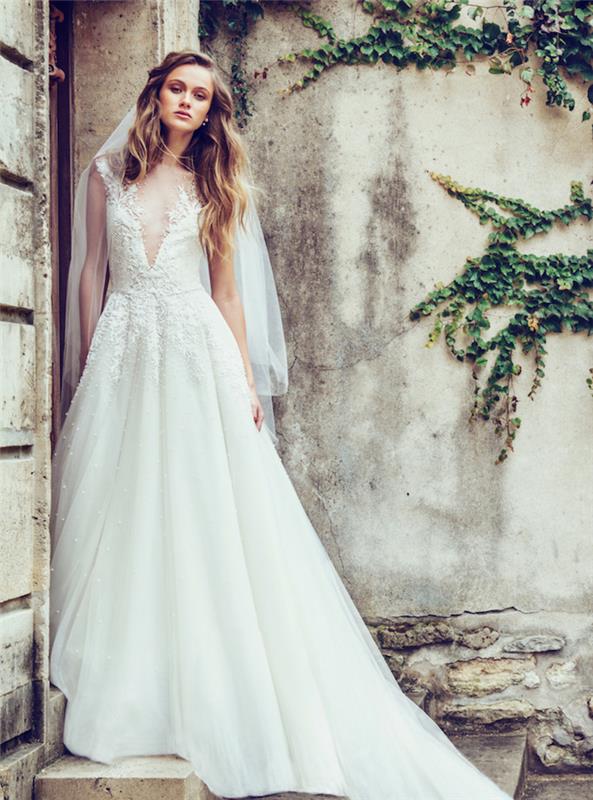صيحة فستان الزفاف 2018 ، تنورة واسعة وصدر مزين بنقوش زهور مع خط رقبة غير متماثل