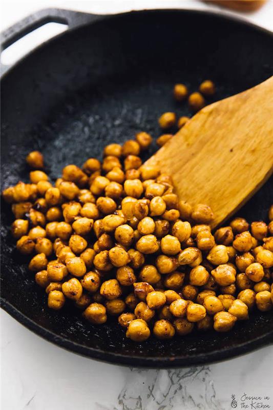 Ricette messicane, padella con cette, cucinare con mestolo di legno