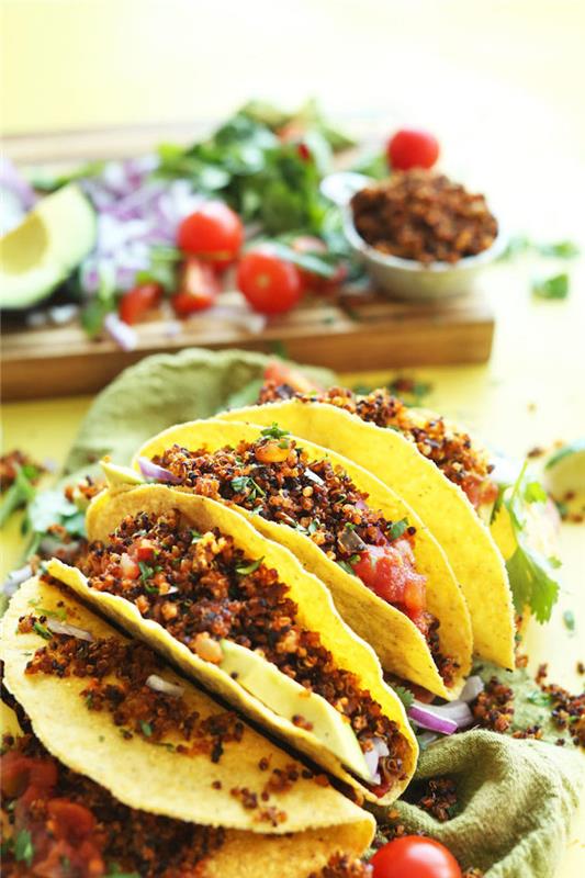 Tortilly s quinoa, messican ricette, tacos s quinoa a pomodorini, cibo sul tavolo