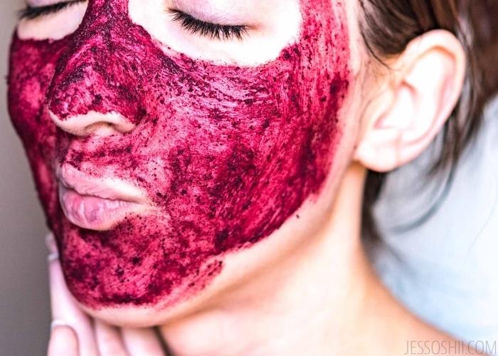 hemlagad mask med hibiskus, grön lera och lavendel, med anti-aging verkan, naturlig kosmetisk produkt mot hudens åldrande