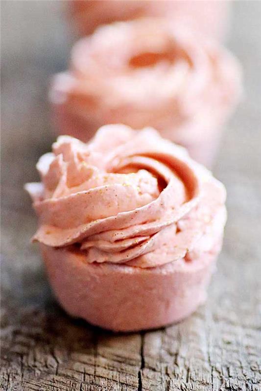 prírodná kozmetika kúpeľový výrobok v tvare malého koláča s ružovou polevou
