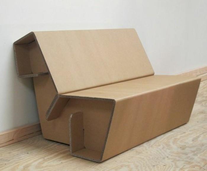Mobiliár v cartone e un'idea na skonštruovanie divano sedacieho a schienale