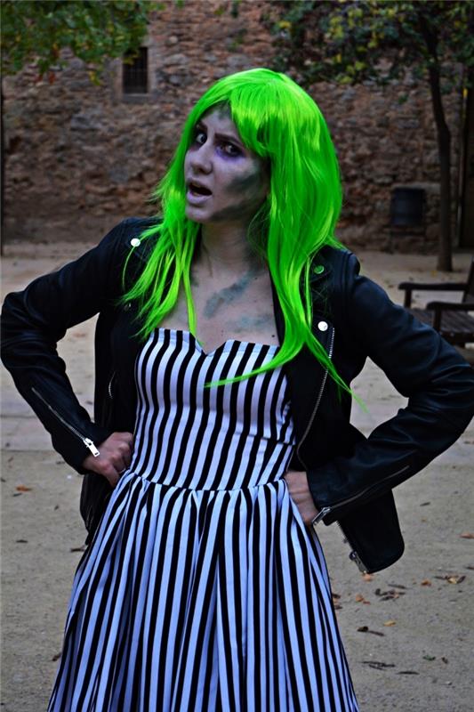 Kostým 80. rokov inšpirovaný filmom beetlejuice na efektnú spoločenskú párty, kostým beetlejuice pozostávajúci z pruhovaných šiat a neónovo zelenej parochne