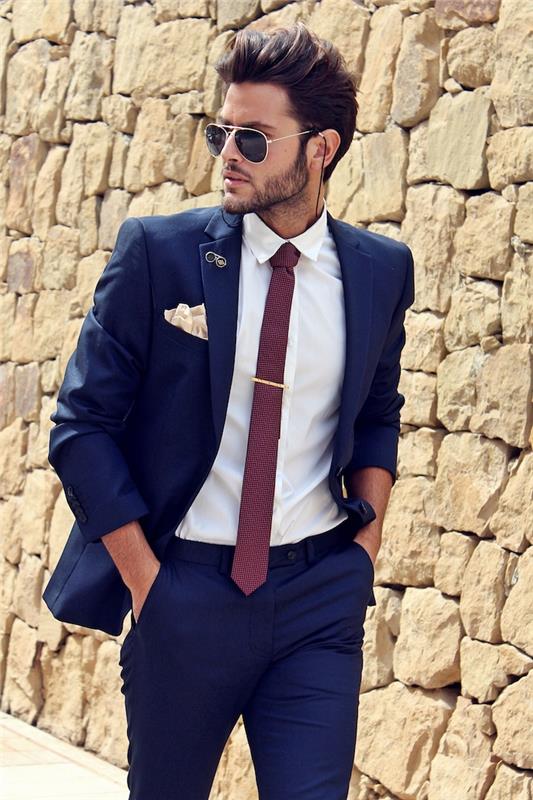 نمط لباس الرجال ، السترة والسراويل باللون الأزرق الداكن ، والنظارات الشمسية باللون الأسود