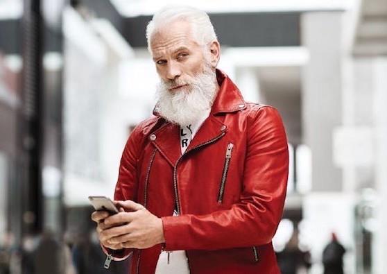 moderný-santa-kostým-červená-kožená bunda-brada-muž-biela
