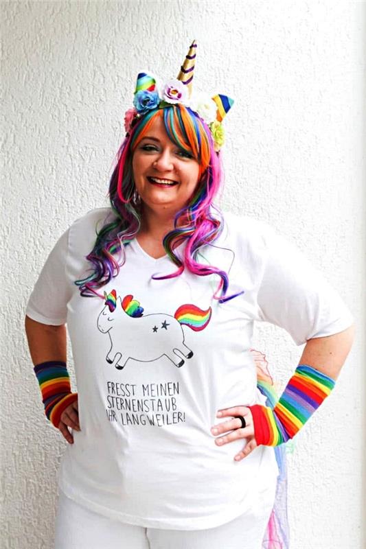 enhörningskostym med t-shirt med enhörningstryck, regnbågsparyk och manschetter