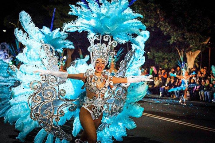 Karneval i Rio de Janeiro, kvinna i kostym med fjädrar, baddräkt dekorerad med prydnader