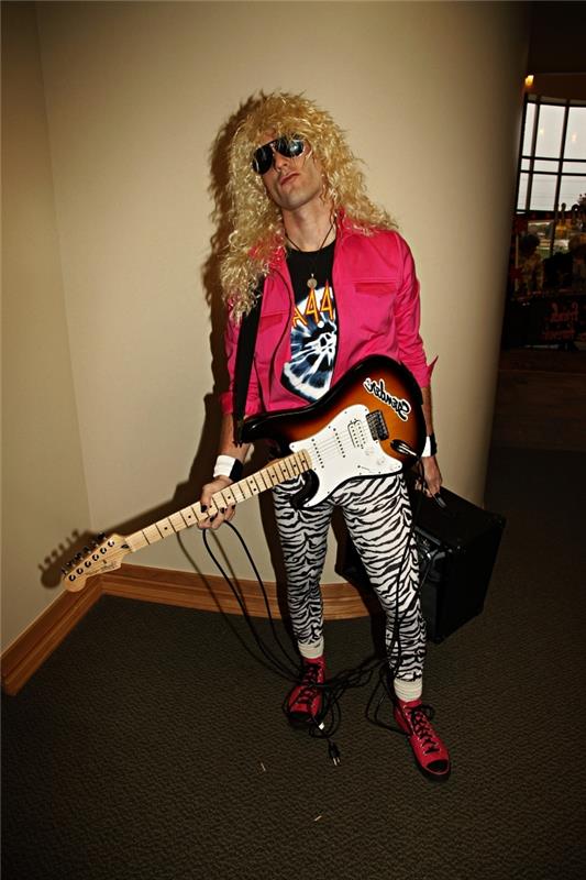 pánsky rockový kostým pozostávajúci zo nohavíc so zebrovou potlačou, rockerského trička a neónovo ružovej bundy