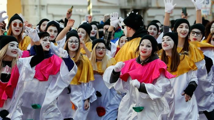 Karneval i vita och svarta dräkter med färgad krage, vuxen kvinnodräkt, gemensam karnevalskostym