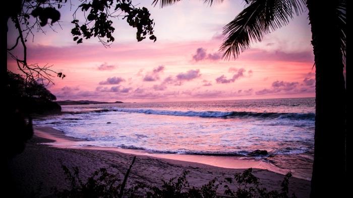 plážová fotografia s vlnami a ružovou oblohou, tapeta na plochu s morom a západom slnka