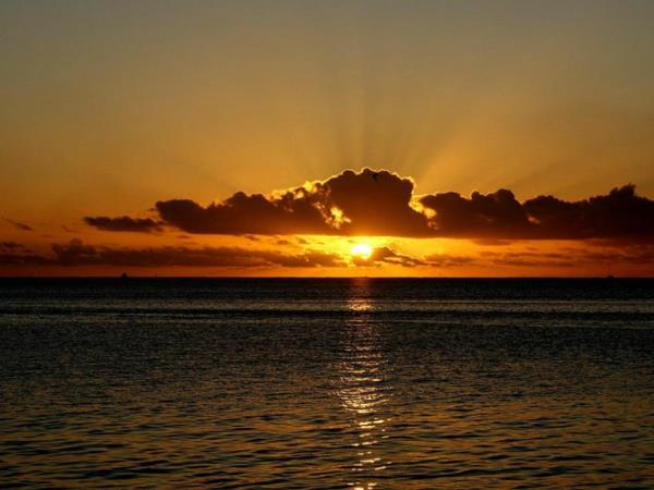 sunset-over-vaitape-sun-cloud