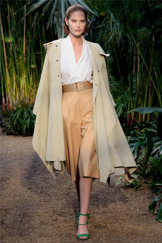 beige färgkombination, damklädstil i neutrala färger, lös beige rock med gröna sandaler