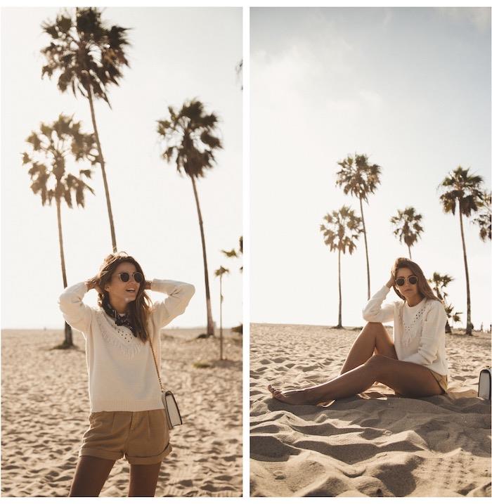 hur man klär sig, kvinna på stranden klädd i neutrala kläder, vit tröja med beige shorts