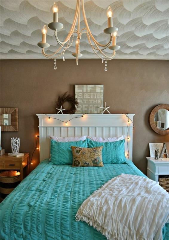 sovrums färgidé, ljuskrona, turkos sängklädsel, rund spegel
