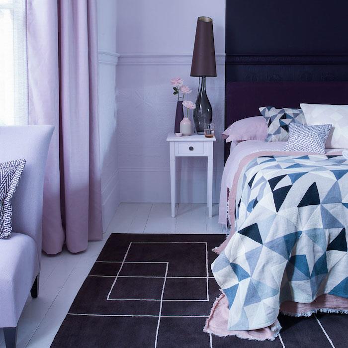 výzdoba spálne, purpurová farba, biela, modrá a ružová posteľná bielizeň, sivý koberec hraničiaci s bordovou, vázy s ružami