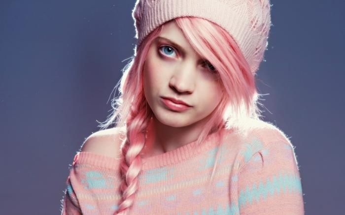 تلوين الشعر الوردي ، قبعة صغيرة من الكروشيه ، تصفيفة الشعر مع جديلة وغرة ، فتاة الشعر الوردي الباستيل