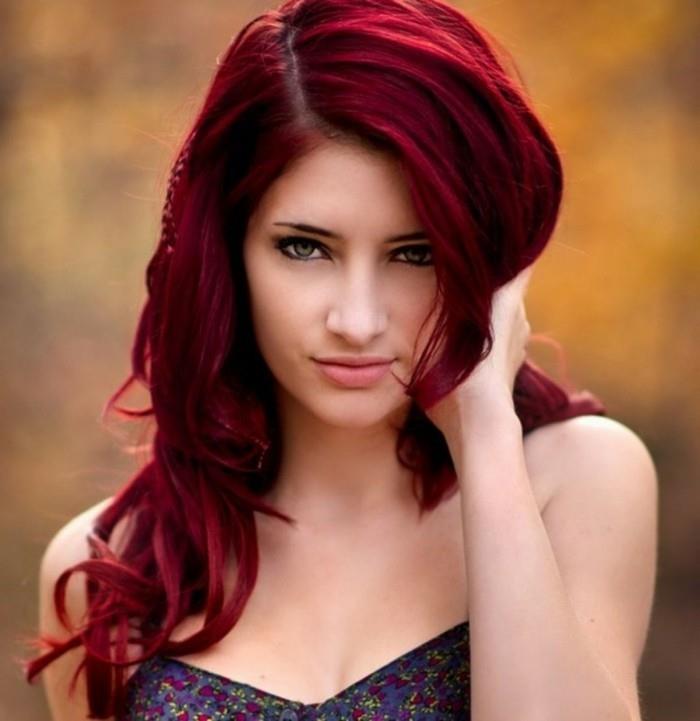 trendy farba vlasov-čerešňa-červená-originálne-sexy-vlasy-líčenie