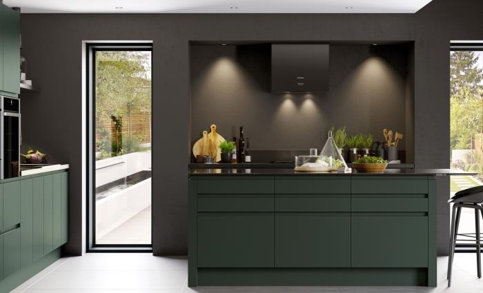 أفكار لطلاء المطبخ الداكن على الجدران باللون الرمادي الفحمي مع السقف الأبيض ، ونموذج جزيرة المطبخ باللون الأسود والأخضر الداكن