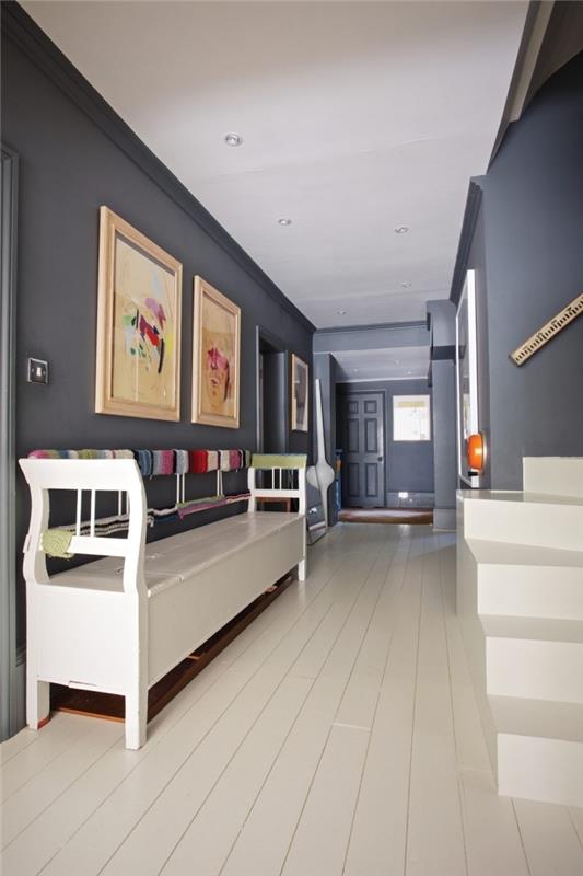 dekorácia dlhá a úzka chodba s bočnými stenami a zadnou stenou natretou sivou farbou, v kontraste s bielou podlahou, schodiskom a vstupnou lavicou