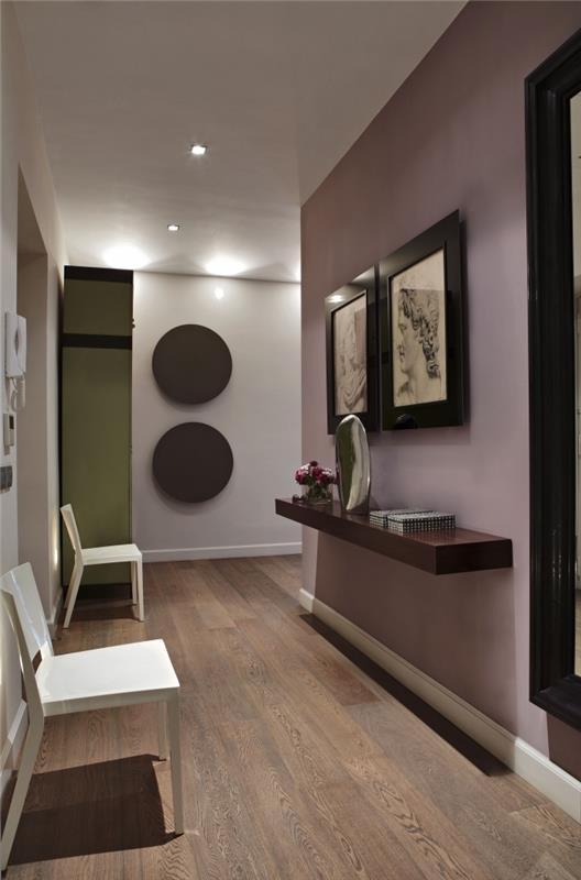 Deco idé mjuk och feminin hall, korridor målad i gammalt rosa och vitt präglat med inslag av mörkt trä