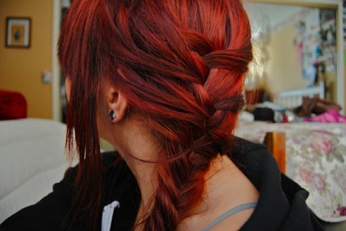 cool-tmavo-červené-vlasy-farba-vrkoč