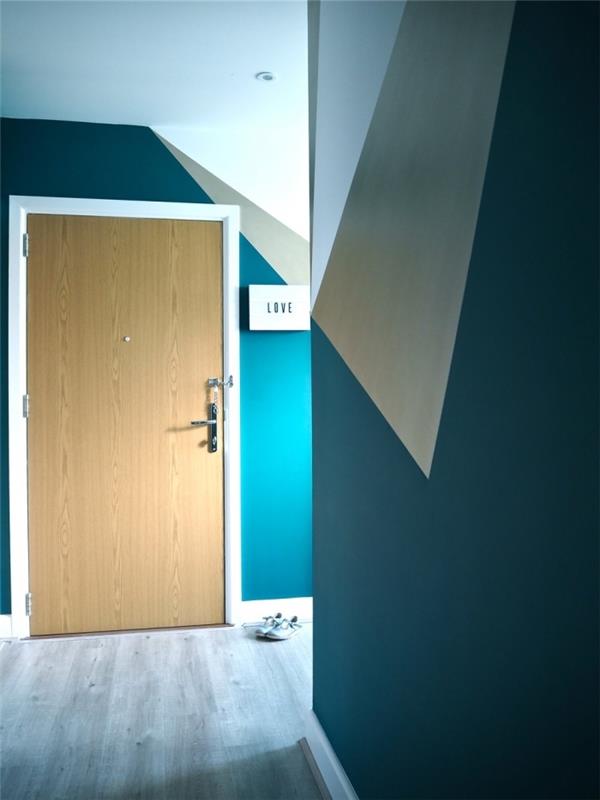 grafiska mönster gjorda med anka blå och beige färg för en modern hall full av dynamik