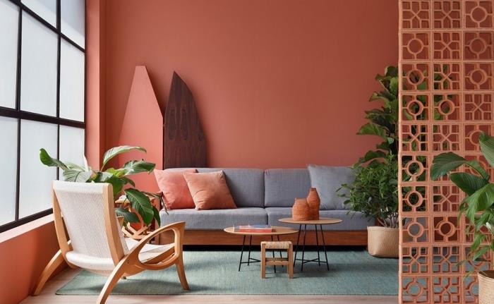 farba farby do obývačky moderná drevená stolička zelené rastliny d interiér šedá pohovka dvojitý stôl nízke drevené vrchné podušky ružová farba