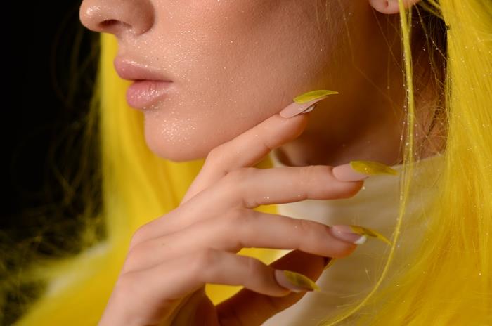 trendový jarný lak na nechty farba manikúra dlhé nechty nahá podkladová dekorácia akryl žltá