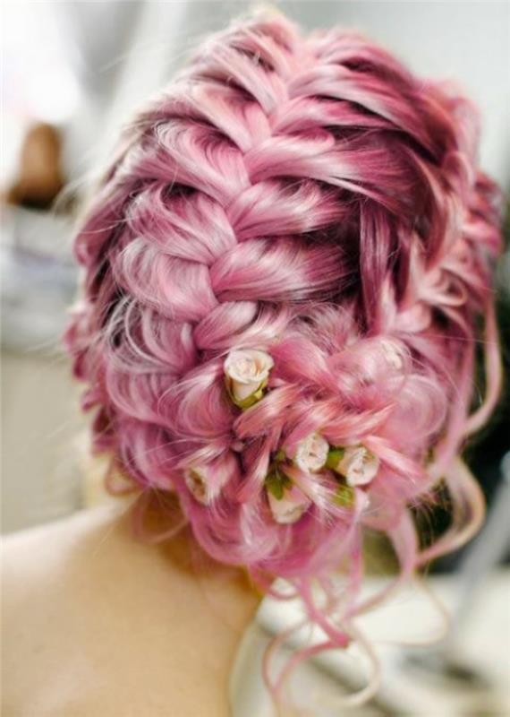 لون الشعر الوردي الباستيل ، تسريحة جديلة ، إكسسوارات شعر على شكل زهرة ، لون لامع