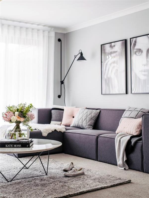 pärlgrå rymligt vardagsrum rökgrå soffa soffbord vitt plan runt