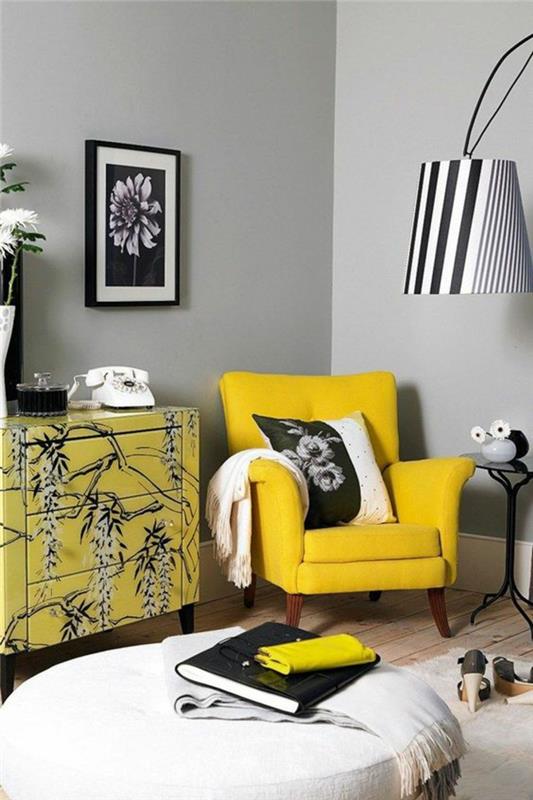 pärlgrå i vardagsrummet med en stor gul fåtölj med skåp med lådor med japanska motiv