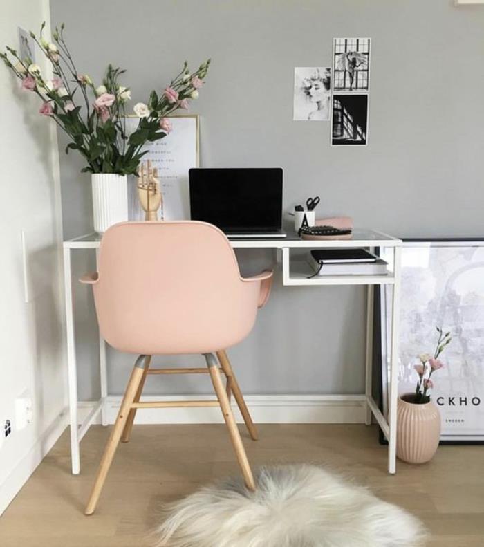 pärlgrå i ett hörn som fungerar som ett skrivbord med stol och vas i rosa och vitt bord