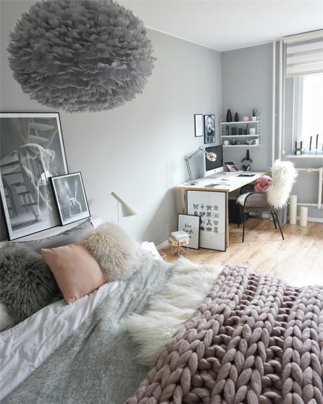 pärlgrått sovrum med stor attraktiv armatur i rökgrått