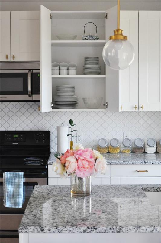 pärlgrå färg i ett välorganiserat kök med vita möbler