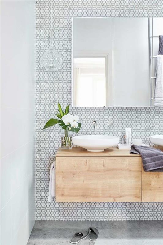 perleťovo šedá kúpeľňa s veľkou skrinkou so zrkadlami a závesnou umývadlovou skrinkou s malými okrúhlymi umývadlami