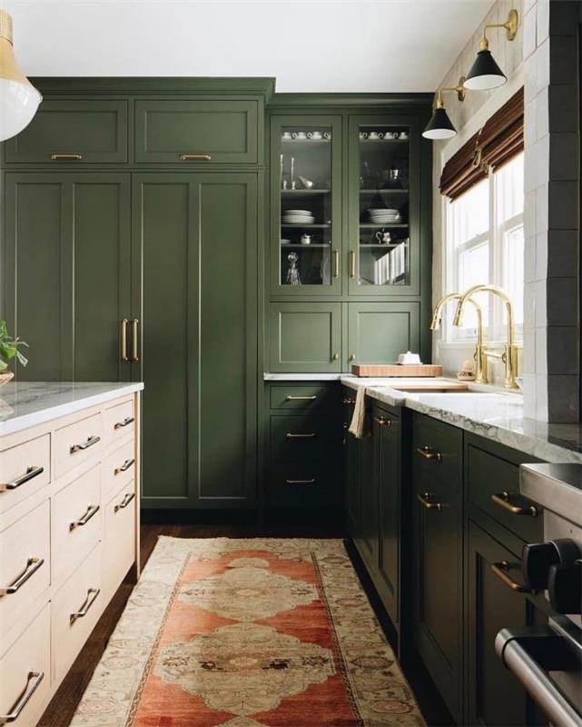 vojenská farebná dekorácia rozloženie kuchyne v tvare khaki zelený nábytok zlaté úchytky