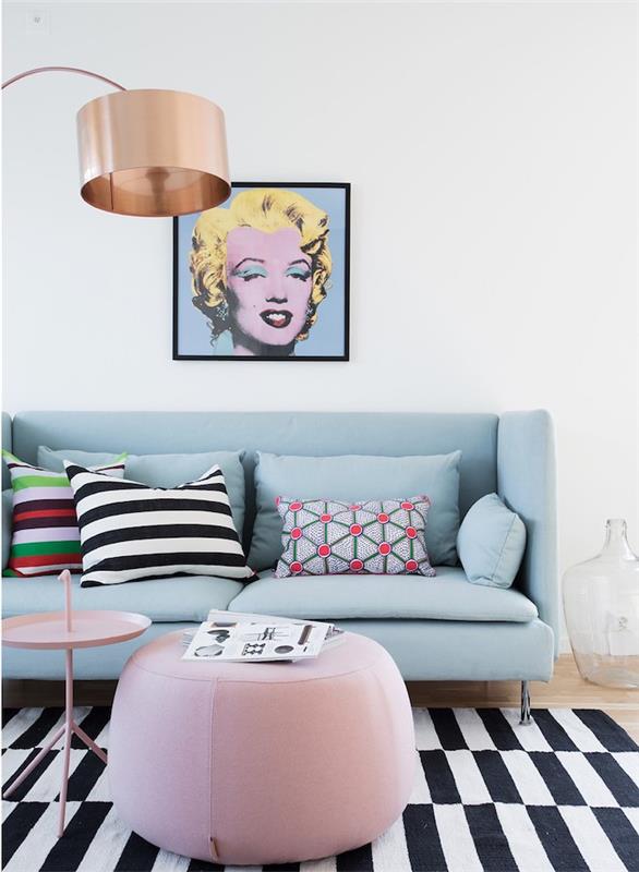 inredning, soffa i ljusblått med randig kudde i vitt och svart, porträttmålning av Marilyn Monroe