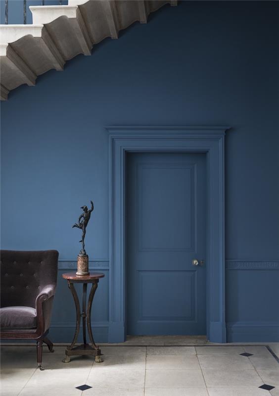 raffinerad och sofistikerad entrédekoration, entré med väggar, socklar och träverk i samma djupa och ljusblå färg
