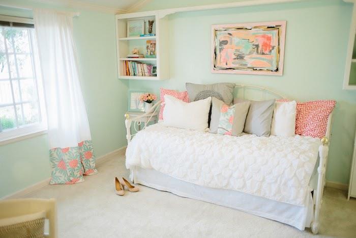 med vilka färger att associera pastellrosa, flickas sovrum med pastellgrönmålade väggar, dekorativa kuddar i grått och vitt