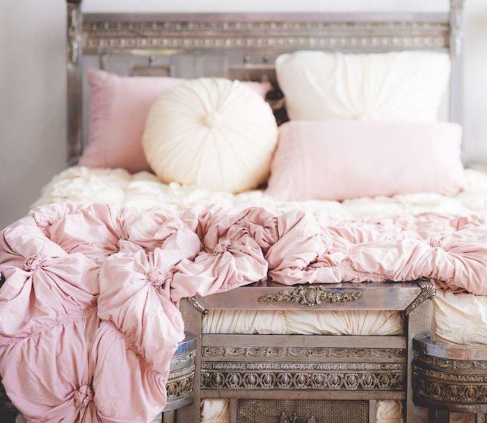 rosa och vitt sovrum, idé hur man dekorerar sängen i ett flickas sovrum, runda och rektangulära kuddar